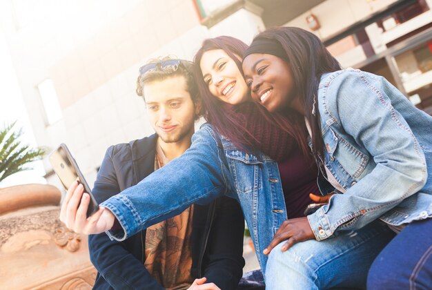 Tres amigas se hacen una selfie.