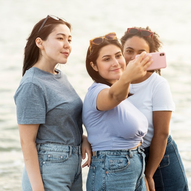 Tres amigas tomando selfie en la playa