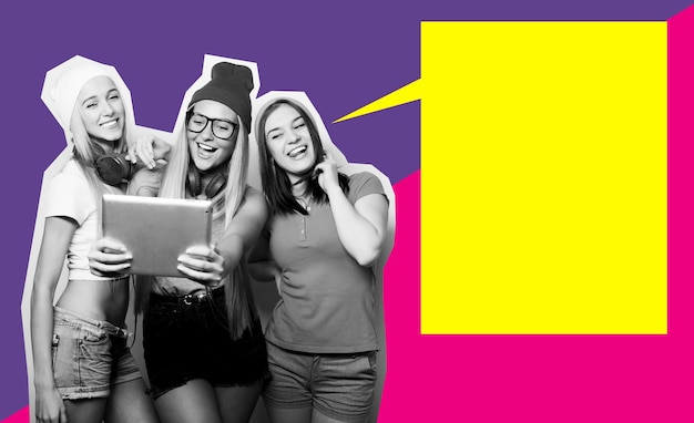 Tres amigas tomando selfie con tableta digital