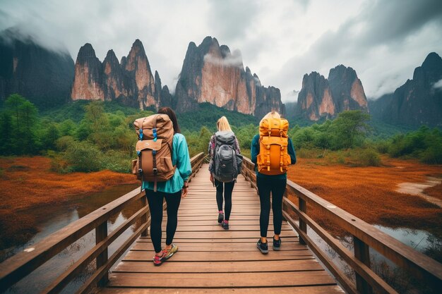 Tres amigas turistas viajan por el parque nacional de Khao Sok