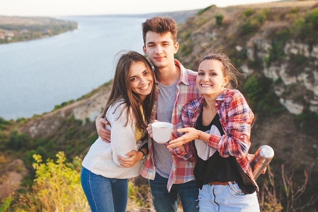 Três amigos bebendo chá ao ar livre