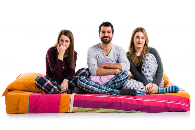 Foto tres amigos en una cama