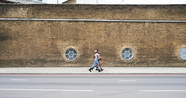 Tres amigos caminando sobre pavimento