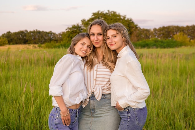 Tres amigos descansarán en la naturaleza. Disfrutan de los días cálidos