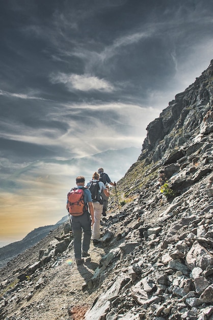 Três amigos durante uma caminhada alpina