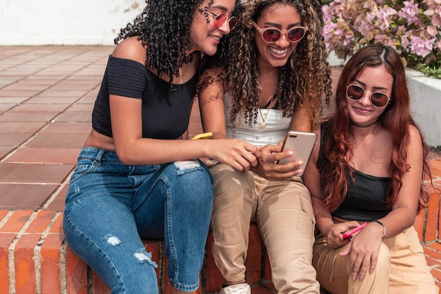 Três amigos fazendo selfie no parque