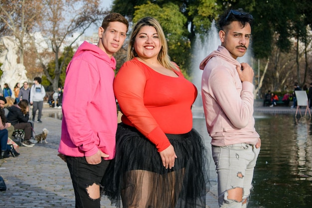 tres amigos en el parque posando mirando a la cámara