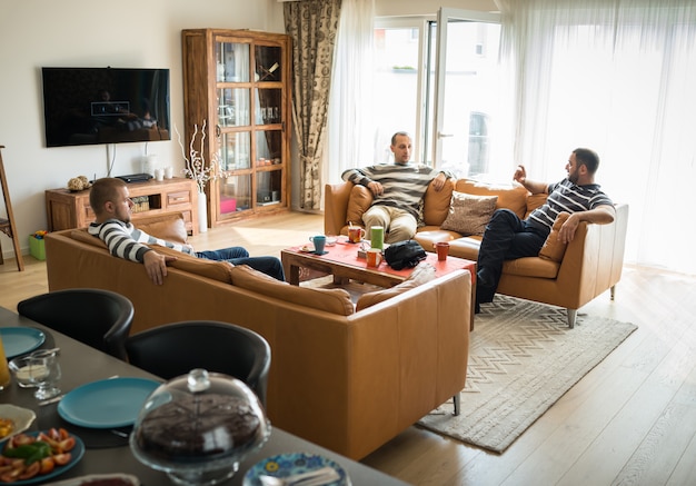 Tres amigos en la sala de estar