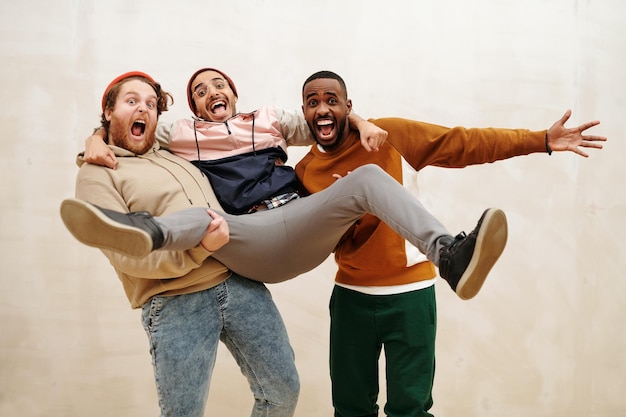 Três amigos se divertindo juntos no feriado