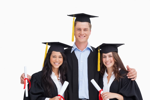 Três amigos se formam na faculdade juntos