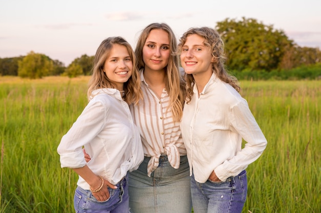 Três amigos sorrindo na natureza