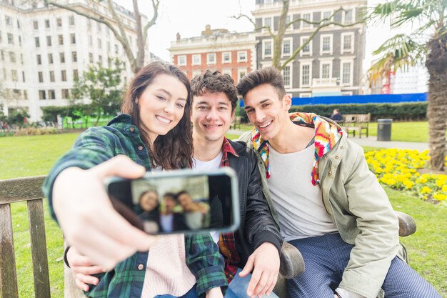 Três amigos tomando uma selfie juntos