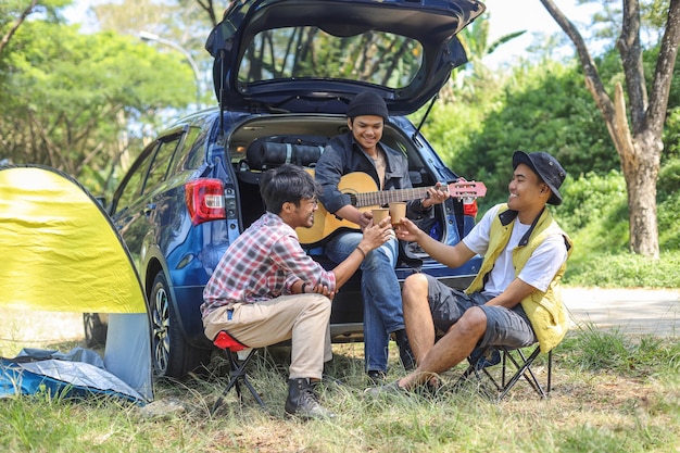 Tres amigos varones en un viaje por carretera disfrutando de su tiempo libre