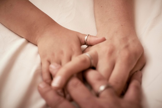 Tres anillos de boda entrelazados, símbolo del amor y el matrimonio de una pareja feliz con niños, se centran en el anillo del niño