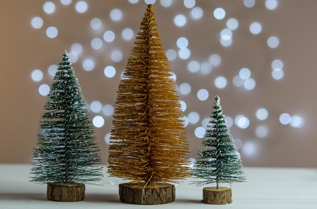 Tres árboles de Navidad en una mesa blanca