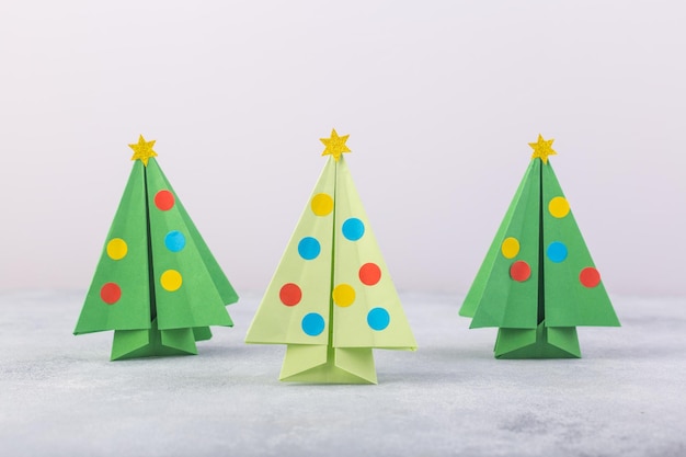 Tres árboles de papel de origami collage de papel de navidad hecho con sus propias manos proyecto de arte para niños manualidades ...