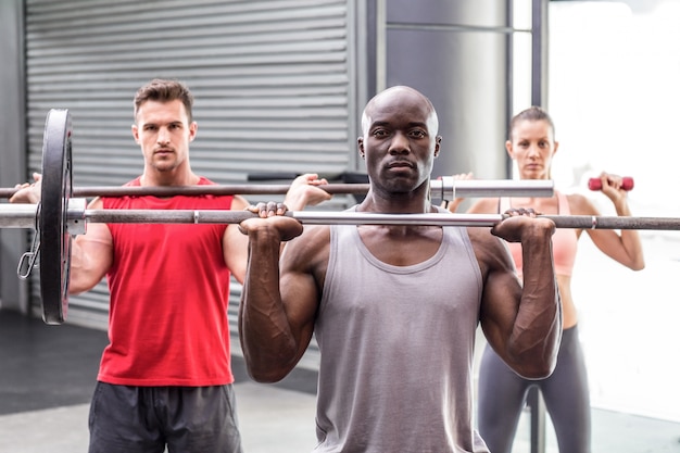 Foto três atletas musculares levantando alavancas