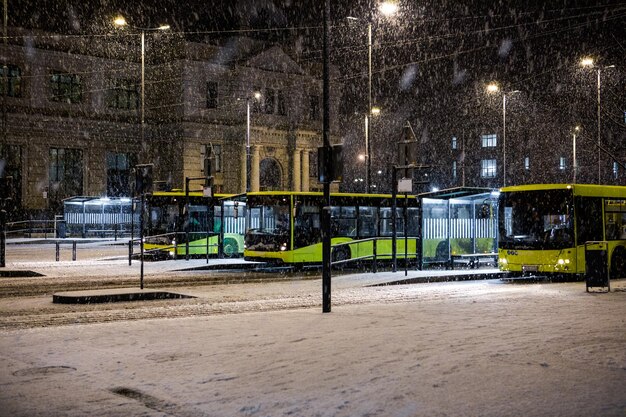 Tres autobuses en la parada de autobús frente a la estación de tren de lviv reconstruida