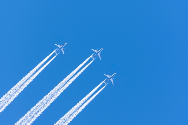 Foto tres aviones grandes dos motores aviación aeropuerto contrail nubes