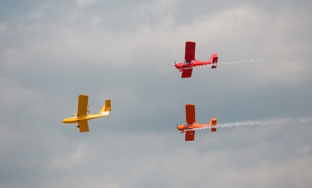 Tres aviones multicolores