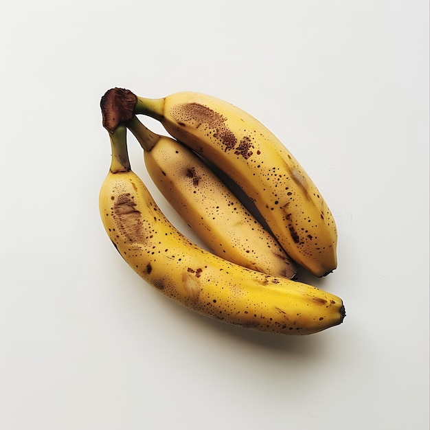 três bananas com manchas castanhas e manchas castanhas são mostradas em um fundo branco