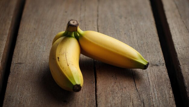 Foto três bananas numa mesa de madeira com uma que diz 
