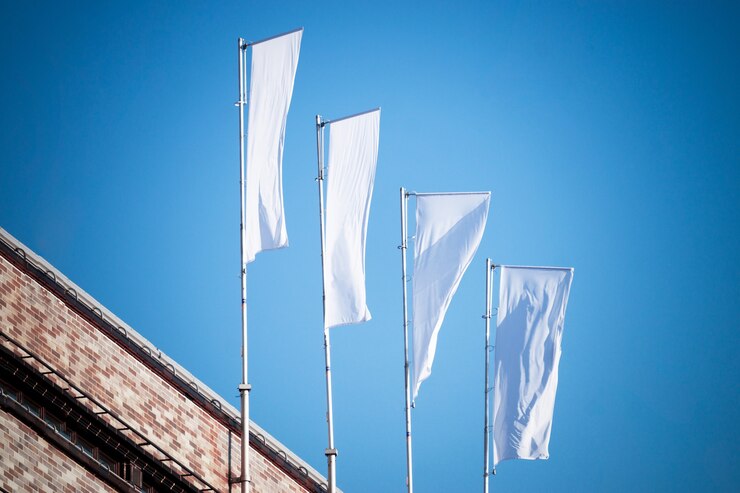 Foto três bandeiras brancas em mastros contra o céu azul nublado com perspectiva, maquete da bandeira corporativa para o logotipo do anúncio, texto ou símbolo, modelo de bandeira de identidade da empresa com espaço de cópia