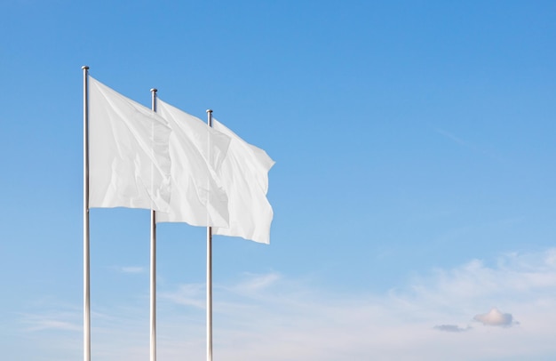 Três bandeiras corporativas brancas em branco balançando ao vento