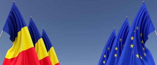 Tres banderas de la Unión Europea y Rumania en astas de bandera a los lados Banderas sobre un fondo azul Lugar para el texto UE Europa Rumania Bucarest Commonwealth Ilustración 3D