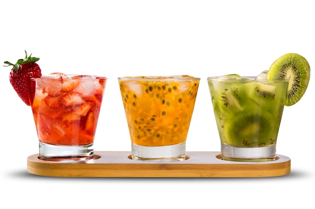 Foto tres bebidas elaboradas con maracuyá, fresa y kiwi caipirinha
