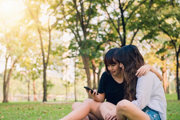 Três belas amigas são modernas, levando selfies.