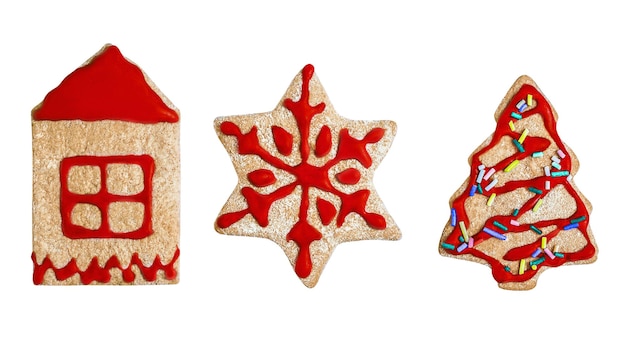 três biscoitos de gengibre de Natal destacados em um fundo branco.