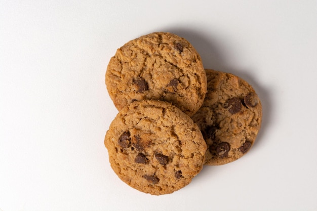 três biscoitos sobre a mesa branca isolada