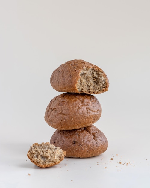 Tres bollos de cereal apilados con una pieza arrancada