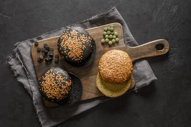 Tres bollos de hamburguesa veganos de moda sin gluten