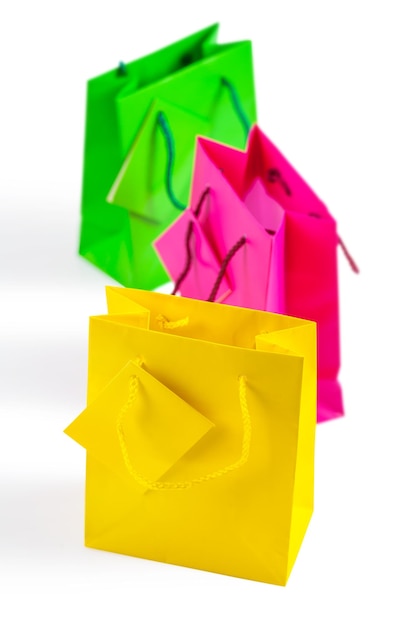 Tres bolsas de papel aisladas de colores