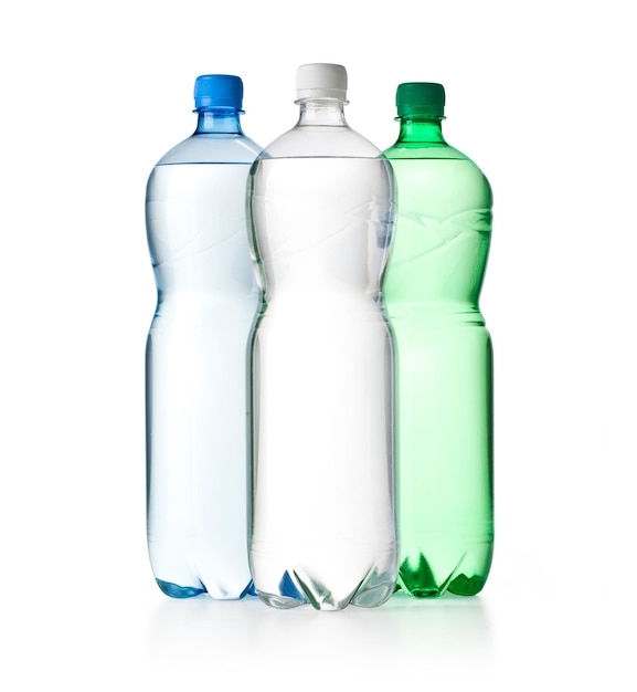 Tres botellas de agua mineral sobre un fondo blanco con un camino de recorte