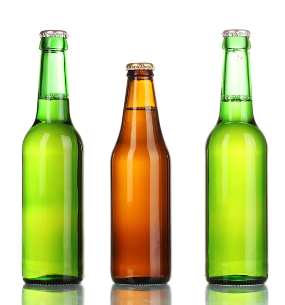 Tres botellas de cerveza aislado en blanco