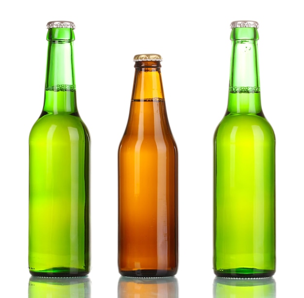 Tres botellas de cerveza aislado en blanco