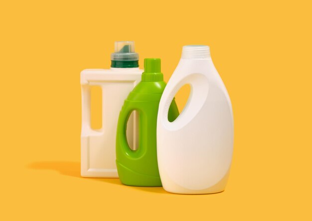 Foto tres botellas de detergente para la ropa lavadero