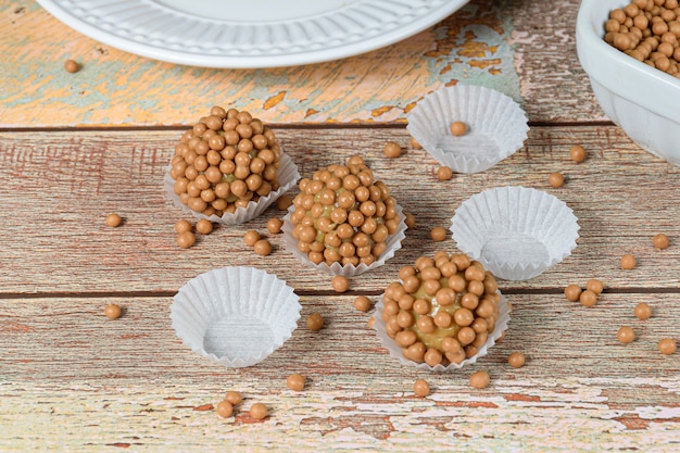 Tres brigadeiros (brigadiers) de dulce de leche con bolitas crujientes de caramelo salado.