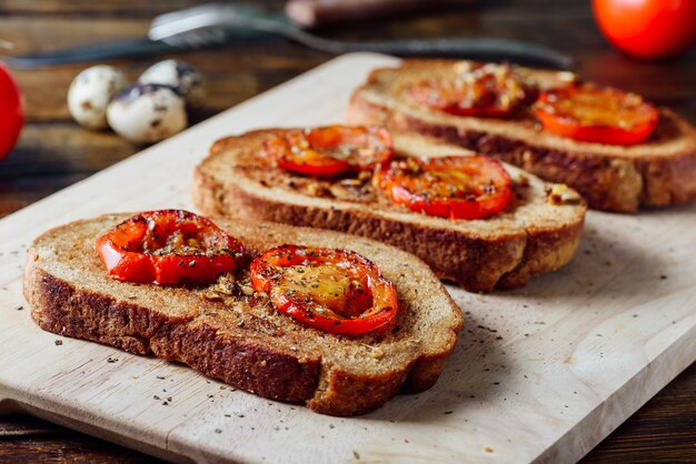 Tres Bruschettas en tabla de cortar