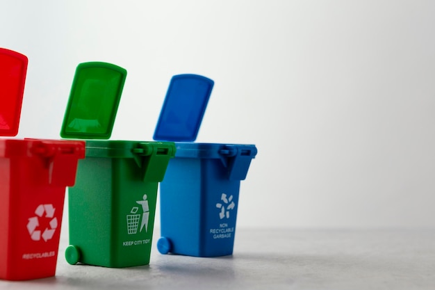 Foto três caixas de reciclagem em miniatura