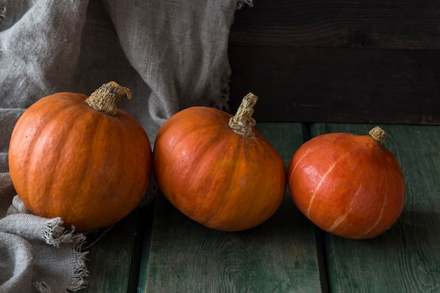 tres calabazas en una fila