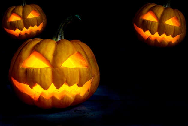 Foto tres calabazas de halloween jack cabeza en la noche de fiesta