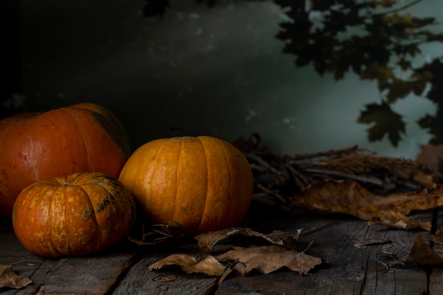 Tres calabazas de halloween en mesa de madera