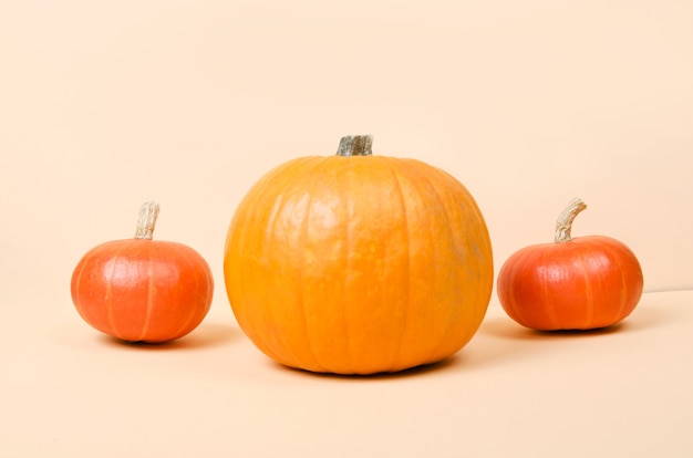 Tres calabazas naranjas