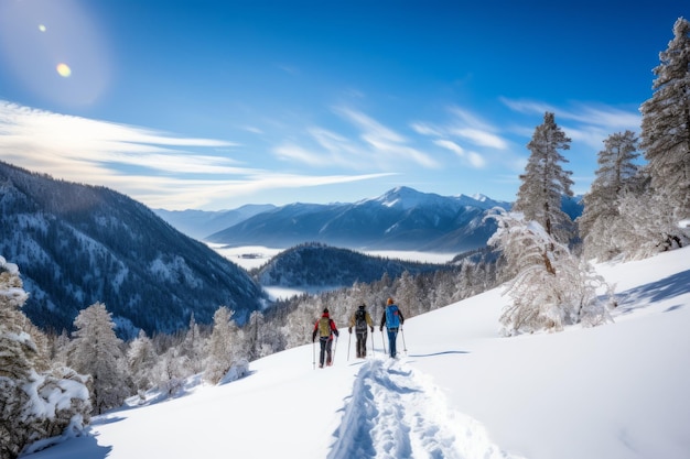 Três caminhantes com sapatilhas de neve em uma bela paisagem