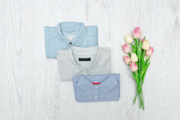 Três camisas diferentes e um buquê de tulipas. conceito de moda. sortimento