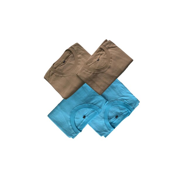 Três camisas estão dispostas em uma fileira e uma é azul e a outra bege.